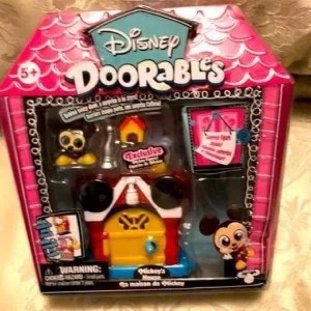 Disney Doorables Playset in Pink, Yellow and Blue